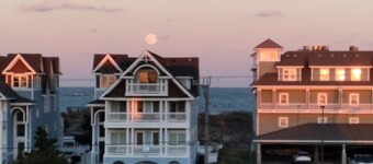 OCEANVIEW CONDO:
Outer Banks Oceanside cozy 2-bedroom condo in Kill Devil Hills.