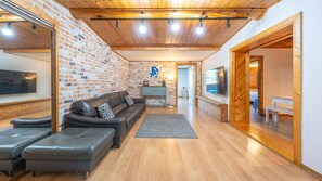 Habitación básica, 2 habitaciones (Yellow Bear (Triple Room)) | 1 dormitorio y wifi gratis