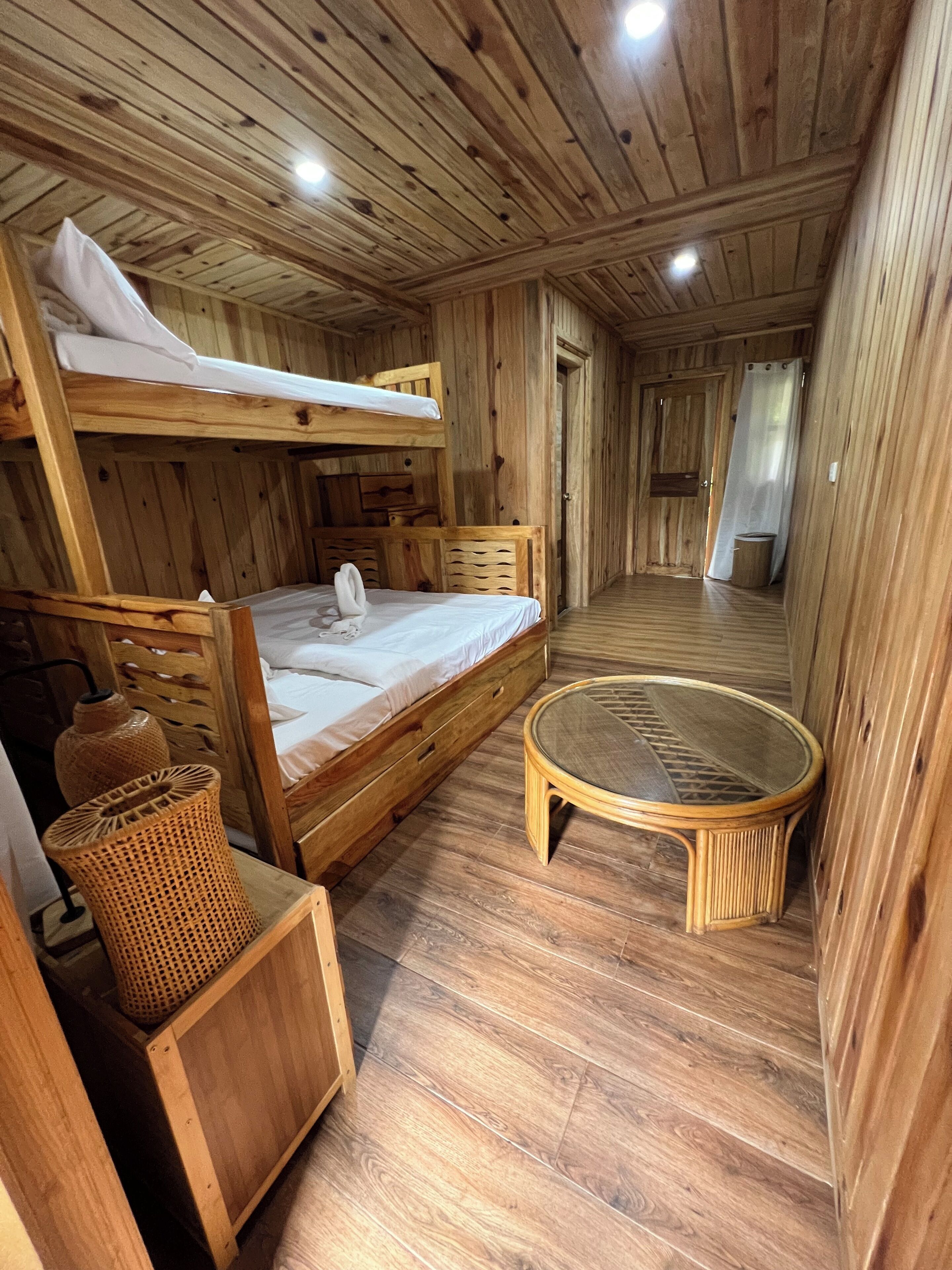 5 bedrooms, WiFi, bed sheets