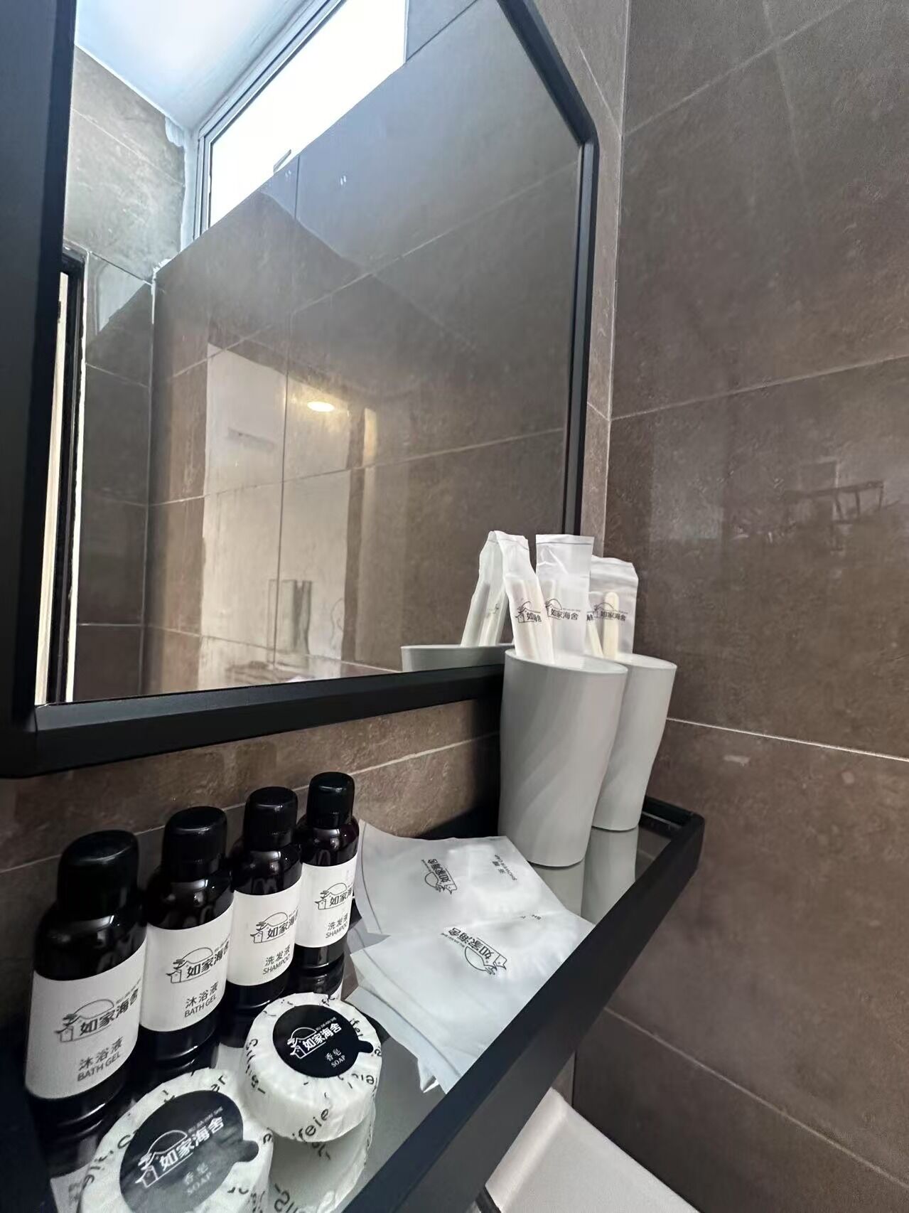 Business Double Room, Partial Sea View | Bathroom | Shower, soap, shampoo, toilet paper