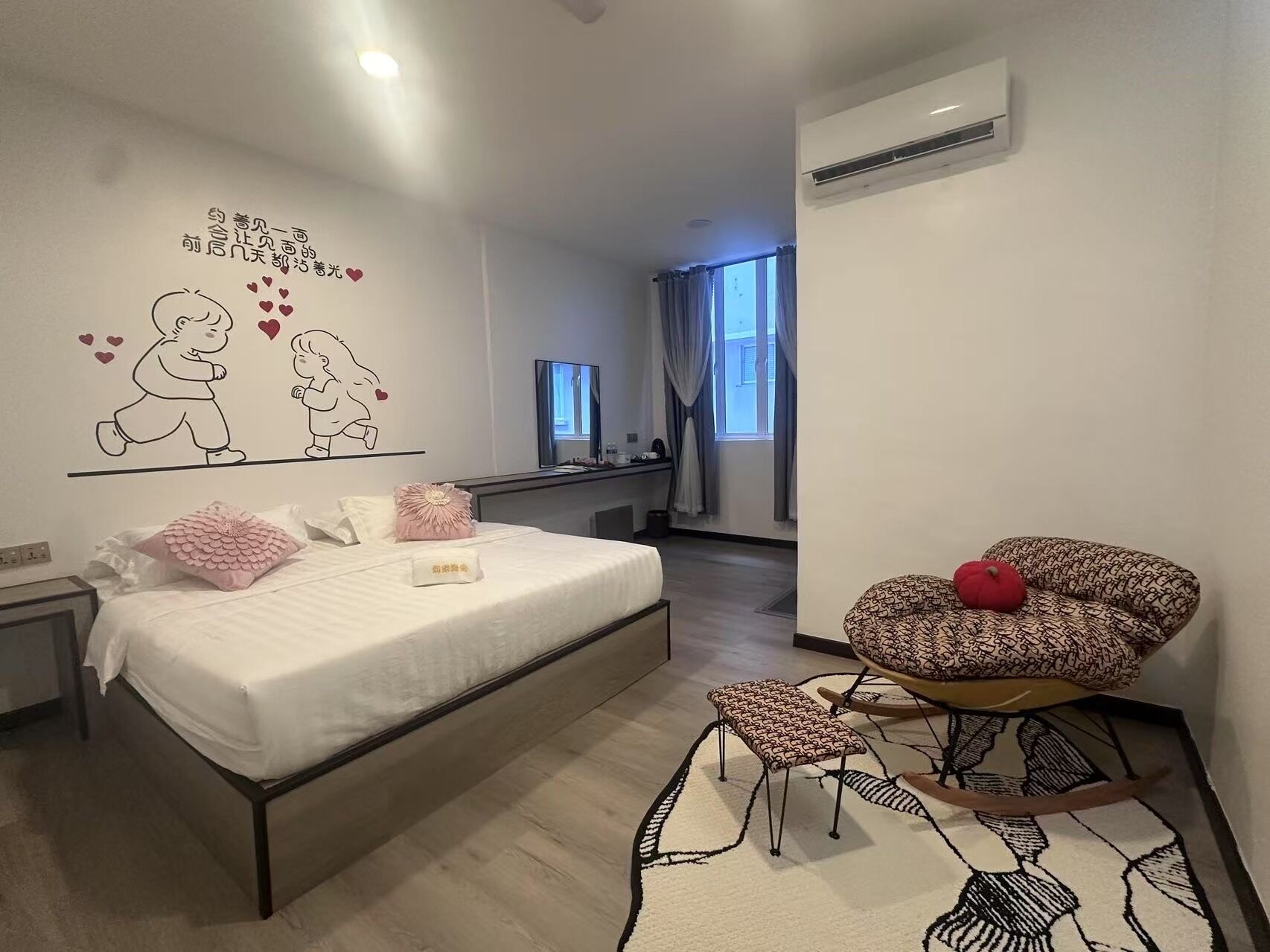 Ein modernes Schlafzimmer mit Bett, Stuhl, Teppich und Wandsticker.