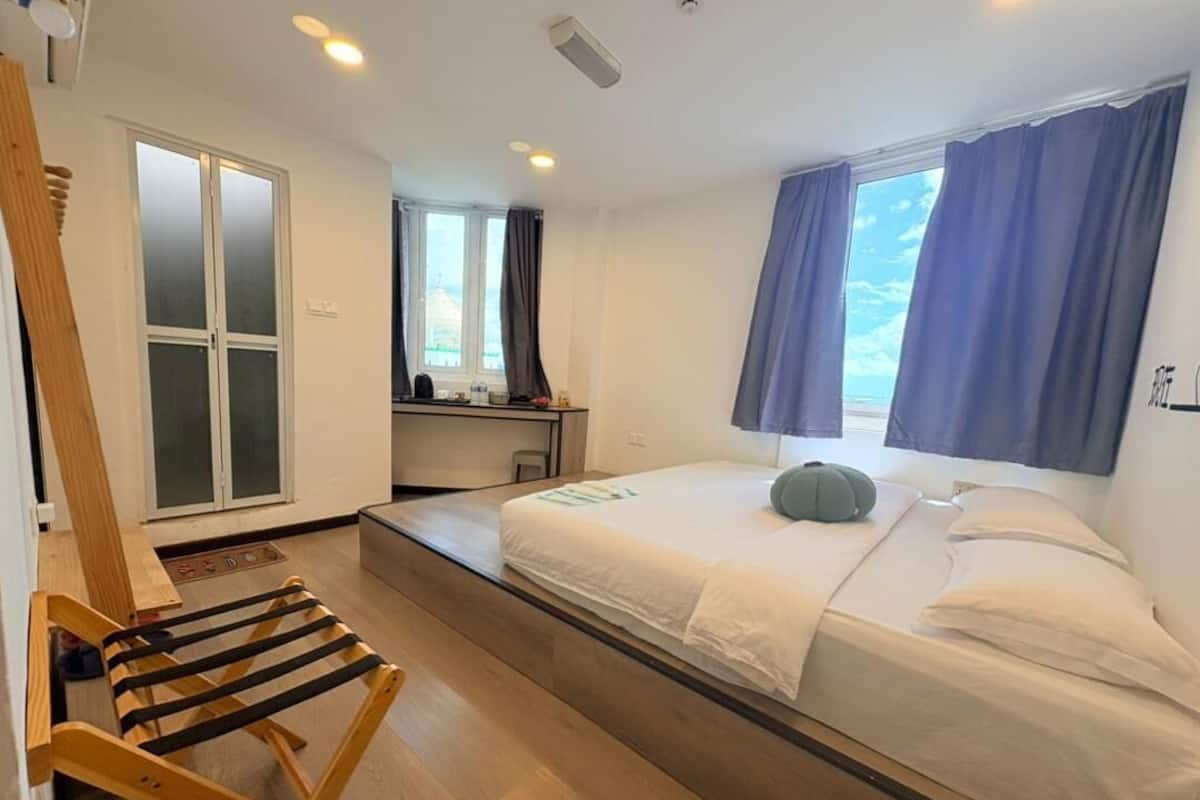 Comfort Room, 1 King Bed, Non Smoking | Free WiFi