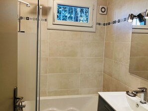 Hair dryer, towels, toilet paper - GARDEN GROUND 2-bEDROOM APARTMENT QUIET CLOSE TO ST CYR/MER CENTER Parking (Saint-Cyr-sur-Mer)