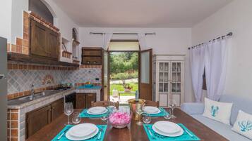 Réfrigérateur, four, plaque de cuisson, moulin à café