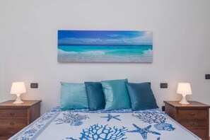 6 bedrooms, iron/ironing board, WiFi, bed sheets