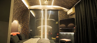 Charming studio with AC and WiFi in pleasant Lucknow