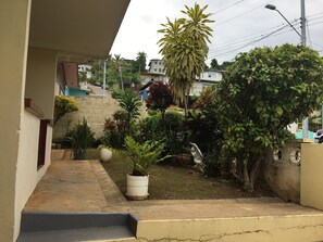 Property grounds - Charming 1-bedroom house in brilliant Point Cumana, Carenage with AC, Wi-Fi  (Carenage)