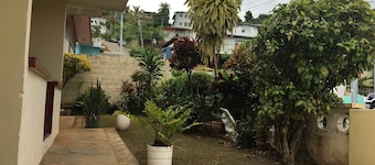 Charming 1-bedroom house in brilliant Point Cumana, Carenage with AC, Wi-Fi