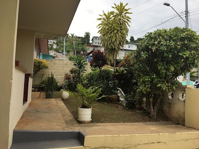 Charming 1-bedroom house in brilliant Point Cumana, Carenage with AC, Wi-Fi