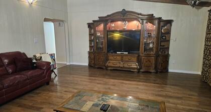 Spacious 5-bedroom house with A/C near a couple of national parks