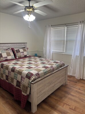 5 bedrooms, desk, iron/ironing board, travel cot
