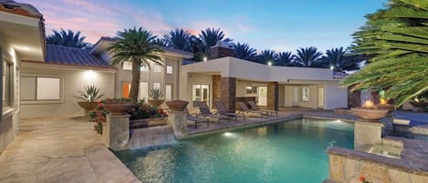 Una piscina al aire libre, una piscina climatizada