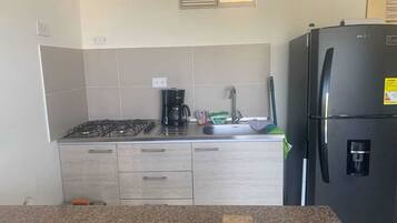 Fridge, stovetop, coffee/tea maker, blender