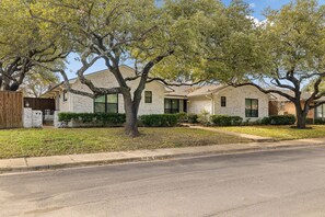 Exterior - Highland Park/ North Park Mall Modern Stay Oasis (Dallas)