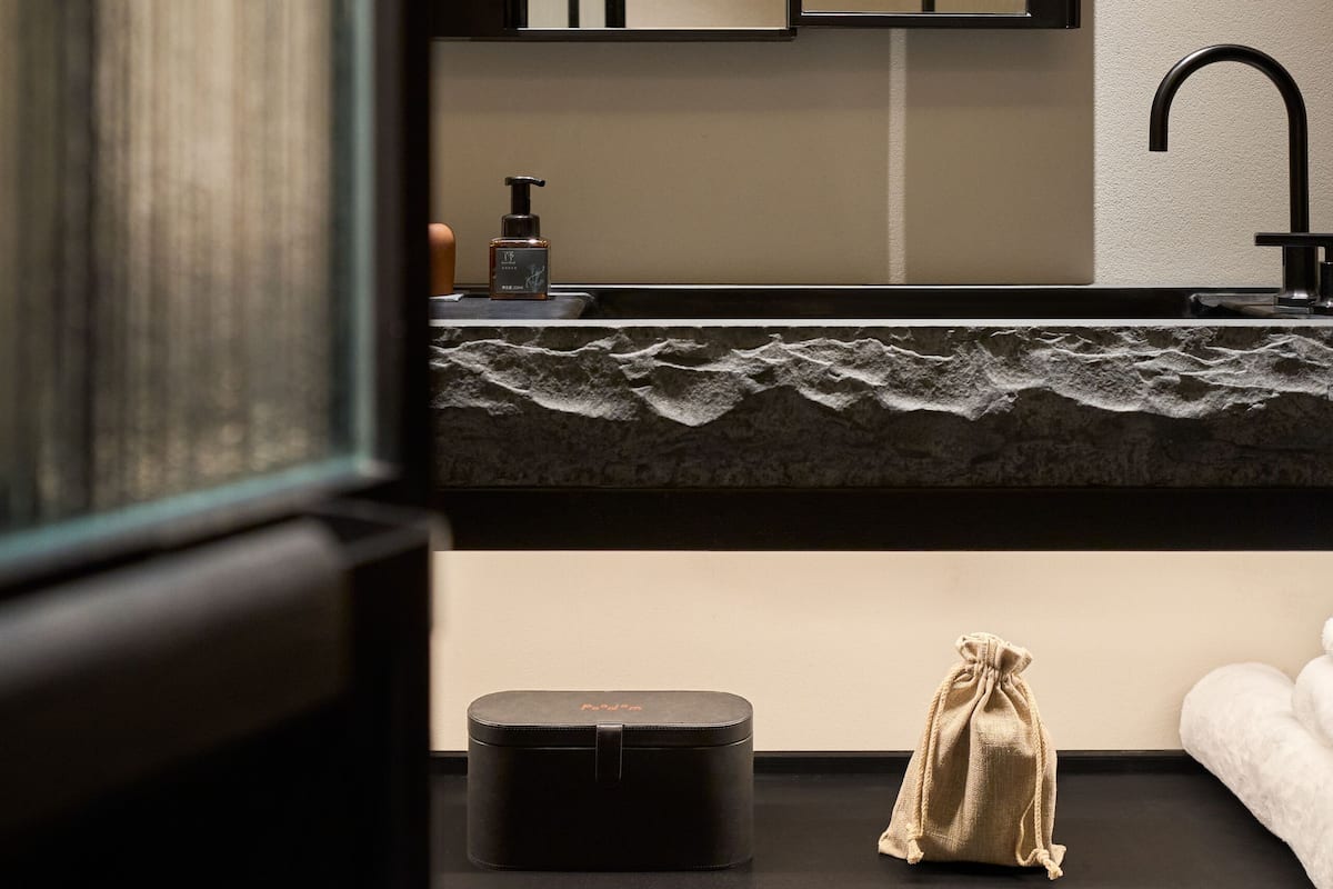 Saç kurutma makinesi, havlu, sabun, şampuan