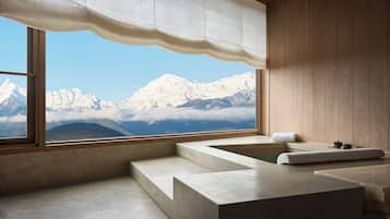 Suite Premier, vista a la colina | 1 habitación, artículos del minibar gratis y cortinas blackout