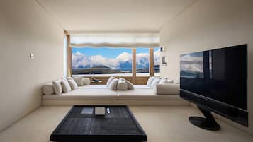 Luxury Suite, Mountain View | Living room