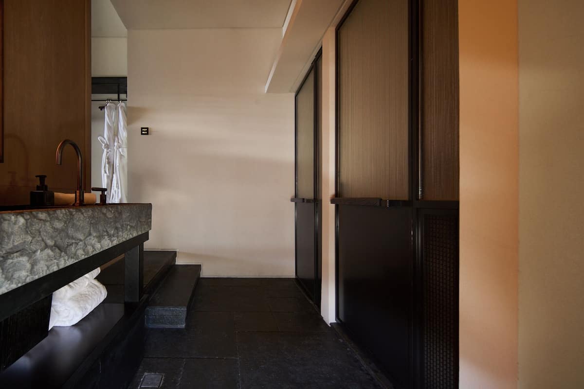 Superior Tek Büyük Yataklı Oda, Tepe Manzaralı | Banyo | Saç kurutma makinesi, havlu, sabun, şampuan