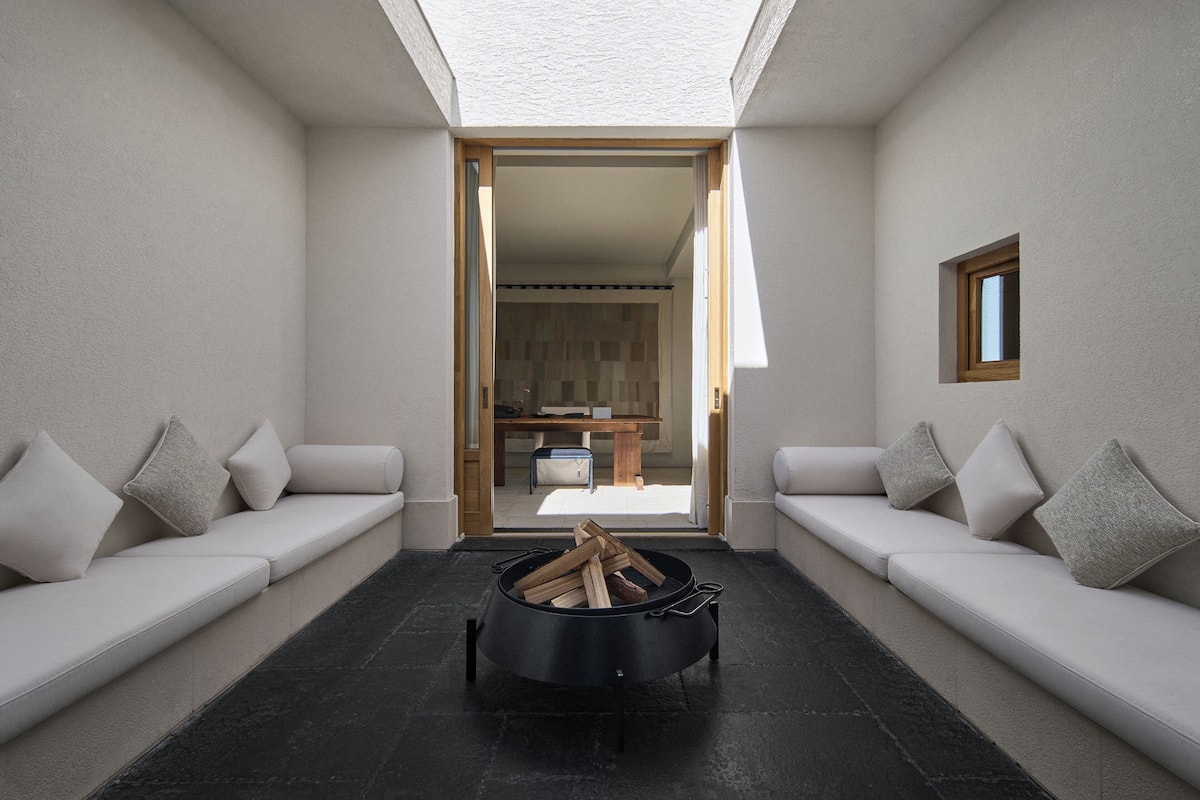 Deluxe Süit, Tepe Manzaralı | 1 yatak odası, ücretsiz minibar, güneşlik/perde, ütü/ütü masası