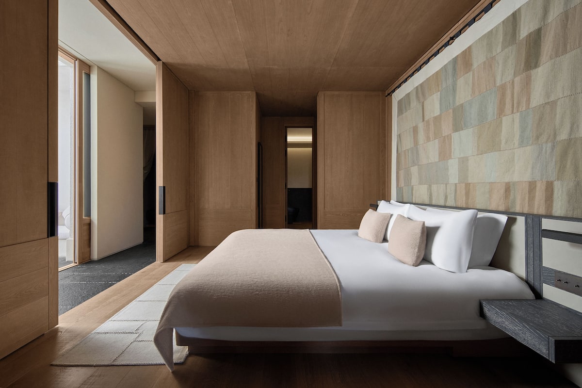 Deluxe Süit, Tepe Manzaralı | 1 yatak odası, ücretsiz minibar, güneşlik/perde, ütü/ütü masası