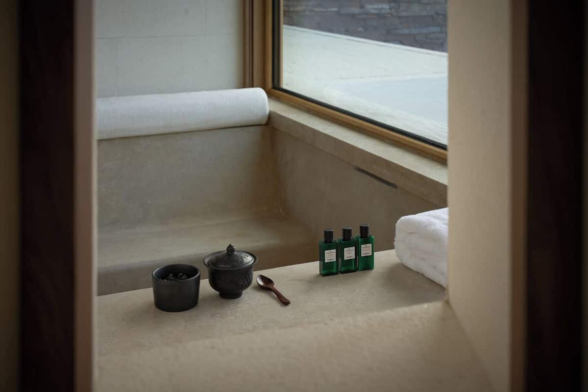 Premier Tek Büyük Yataklı Oda, Tepe Manzaralı | Banyo | Saç kurutma makinesi, havlu, sabun, şampuan