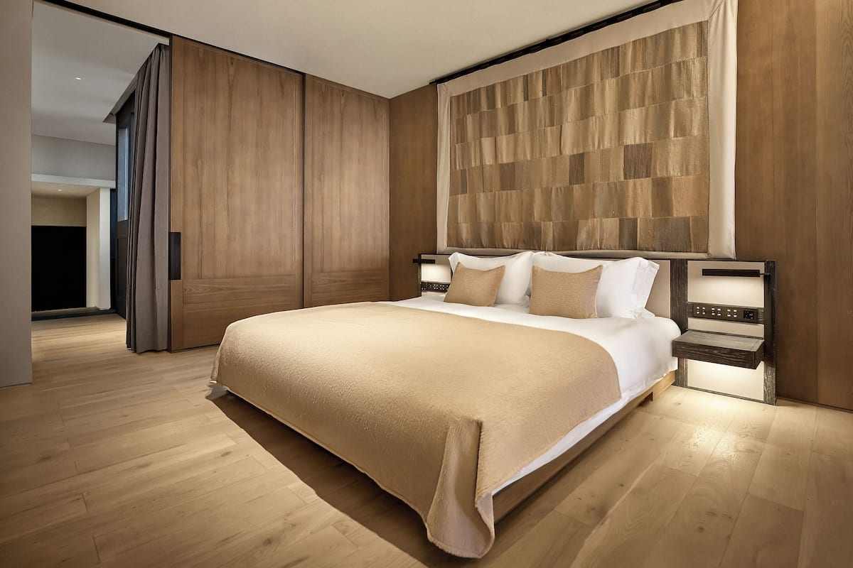 Superior Tek Büyük Yataklı Oda, Tepe Manzaralı | 1 yatak odası, ücretsiz minibar, güneşlik/perde, ütü/ütü masası