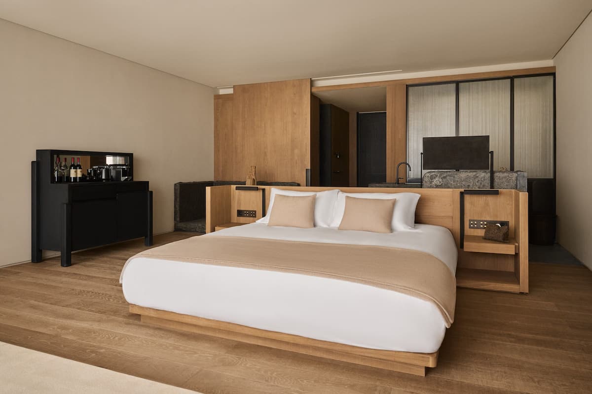 Elite Tek Büyük Yataklı Oda, Tepe Manzaralı | 1 yatak odası, ücretsiz minibar, güneşlik/perde, ütü/ütü masası