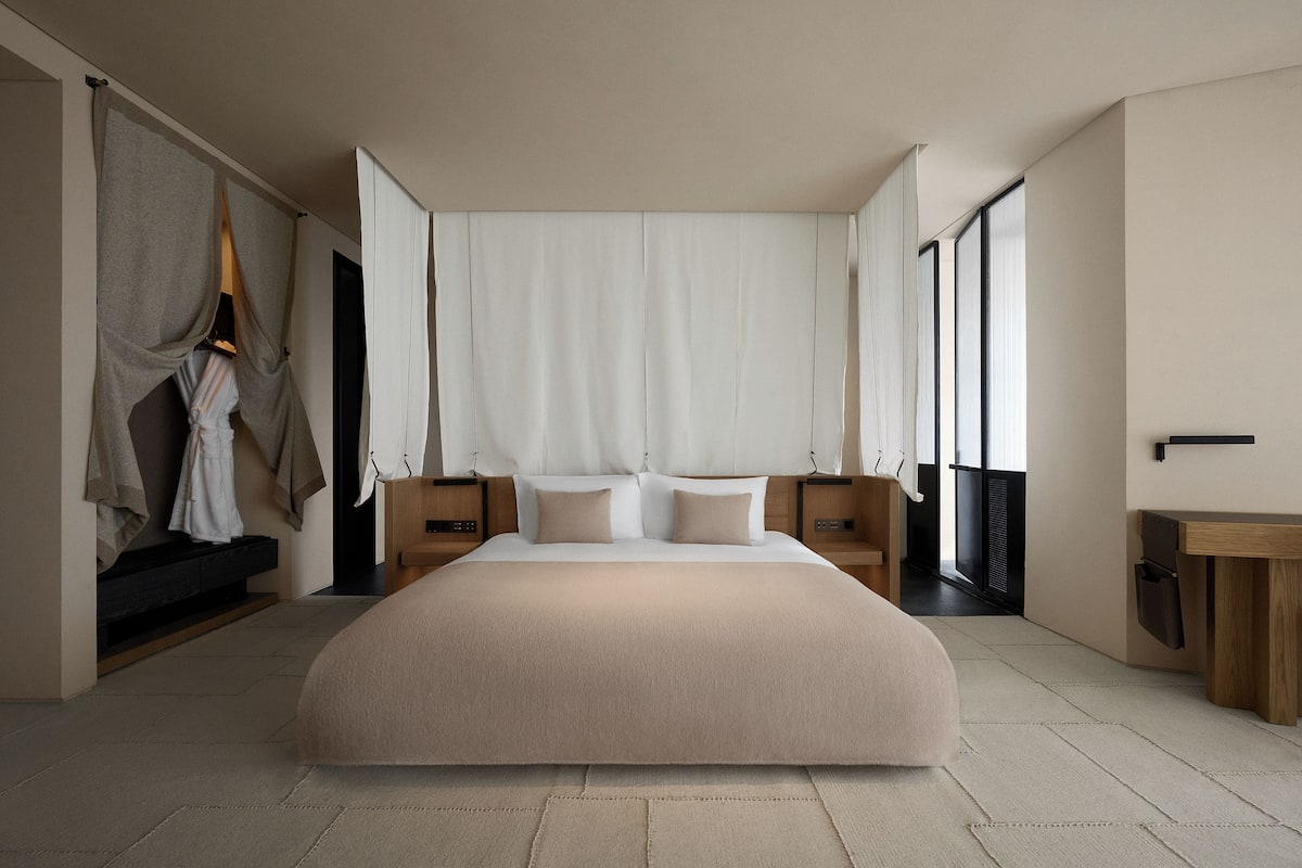 Premier Tek Büyük Yataklı Oda, Tepe Manzaralı | 1 yatak odası, ücretsiz minibar, güneşlik/perde, ütü/ütü masası