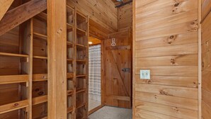 Un intérieur en bois avec une bibliothèque intégrée et une porte dotée d’un trou de serrure.