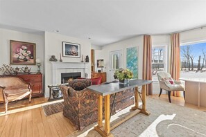 Smart-TV, peis og bøker