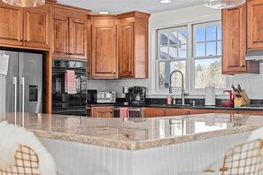 冷蔵庫、電子レンジ、オーブン、コンロ