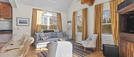 تلفزيون ذكي، مدفأة، كُتُب