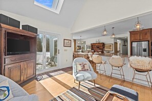 スマートテレビ、暖炉、書庫