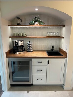 Fridge, microwave, oven, stovetop - Charming golf course home in Tempe, everything you need for a relaxing stay (Tempe)