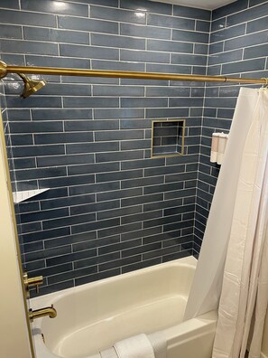 Hair dryer, towels, soap, shampoo - Charming golf course home in Tempe, everything you need for a relaxing stay (Tempe)