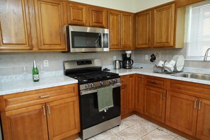 Private kitchen - Charming 3-bedroom Urban Escape with AC and WiFi near Newark Airport (Newark)