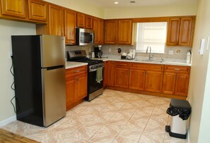 Private kitchen - Charming 3-bedroom Urban Escape with AC and WiFi near Newark Airport (Newark)