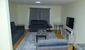 Living area - Charming 3-bedroom Urban Escape with AC and WiFi near Newark Airport (Newark)