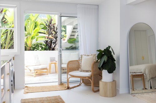 Palm Springs by the Beach, Glam, Pet-Friendly, 4 Bed Retreat incl HUGE studio.