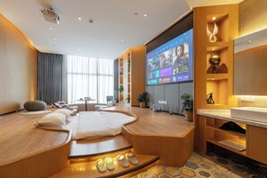 Quarto casal lua de mel, vista para o rio | Edredons de pluma, escrivaninha, espaço de trabalho para notebook