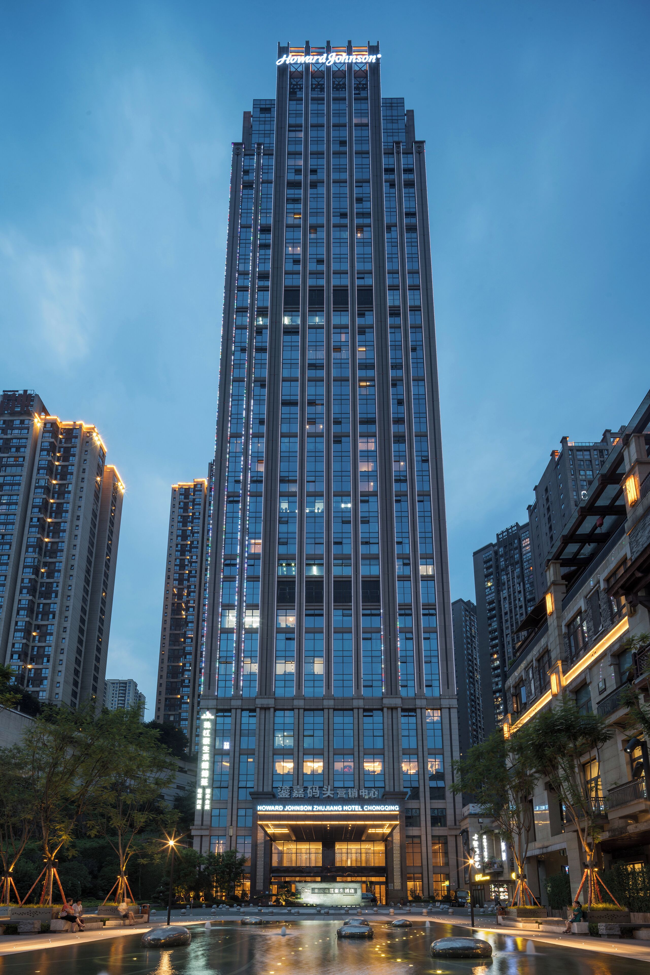 Fachada de la propiedad por la tarde o noche