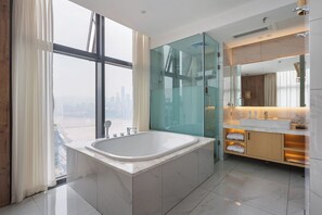 Deluxe Suite, River View | Deep-soaking bathtub - ChongQing BackHome Riverview Hotel (Chongqing)