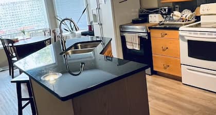 5 minutes to Walmart, Costco, IKEA, Outlet, MITT, queen bed with working station
