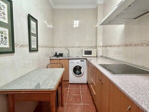 Kylskåp, mikrovågsugn och grytor/köksredskap