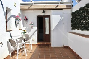 Outdoor dining - R006. Beautiful studio in the centre (Nerja)