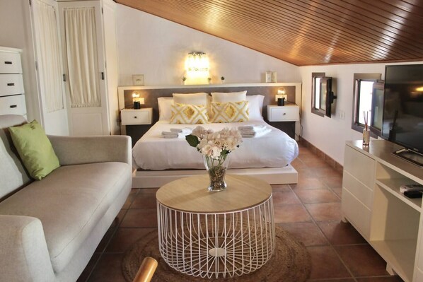 TV - R006. Beautiful studio in the centre (Nerja)