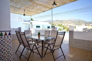 تناول الطعام بالخارج