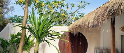 Deluxe-Villa, Poolblick | Wohnbereich