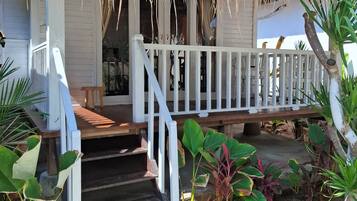 Bungalow, Garden View | Living area