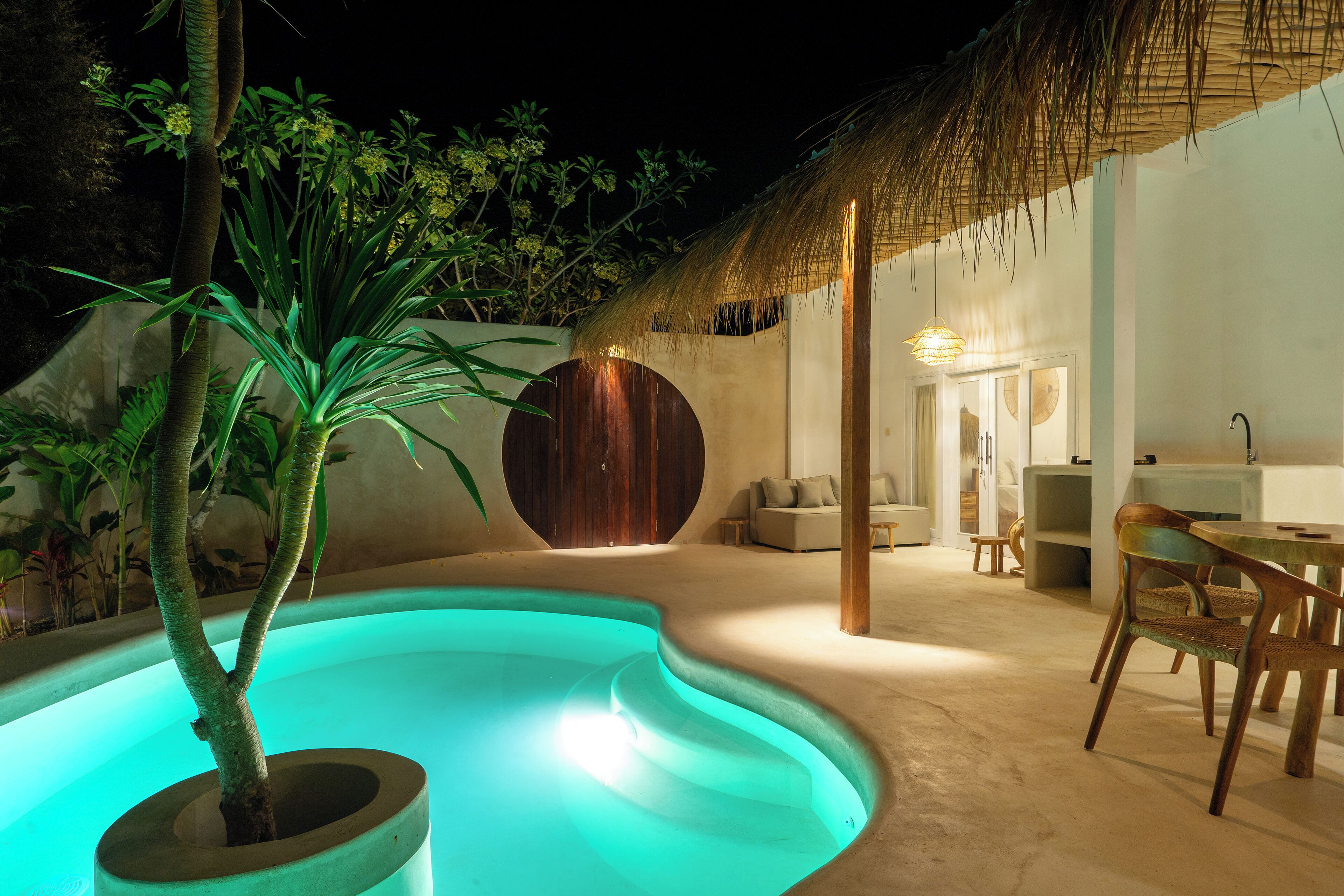 Deluxe Villa, Pool View | Living area